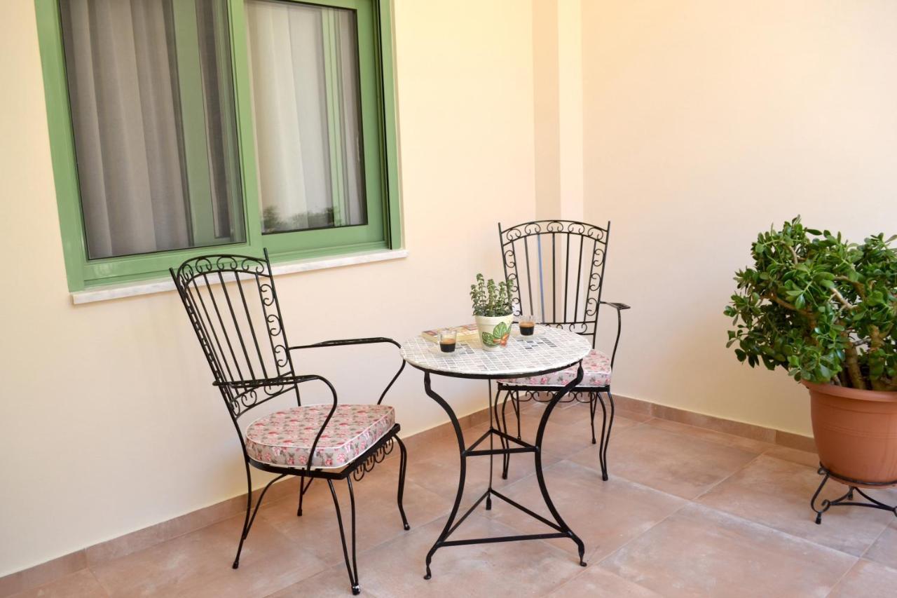 Yannis Guest House Aegina エクステリア 写真